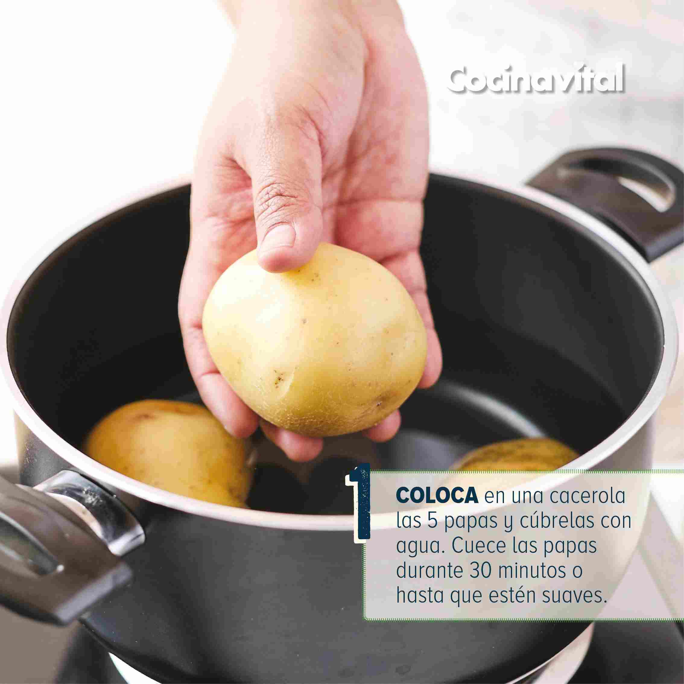 Coloca las papas en una olla