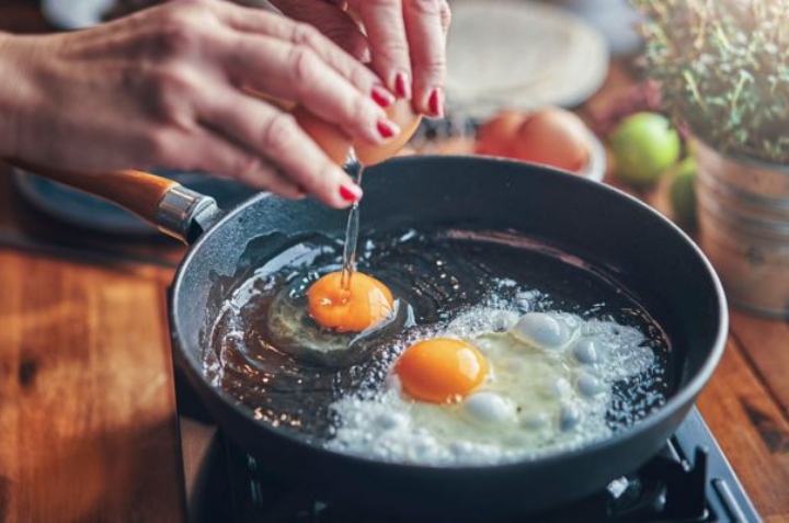 cómo freír un huevo sin que se pegue