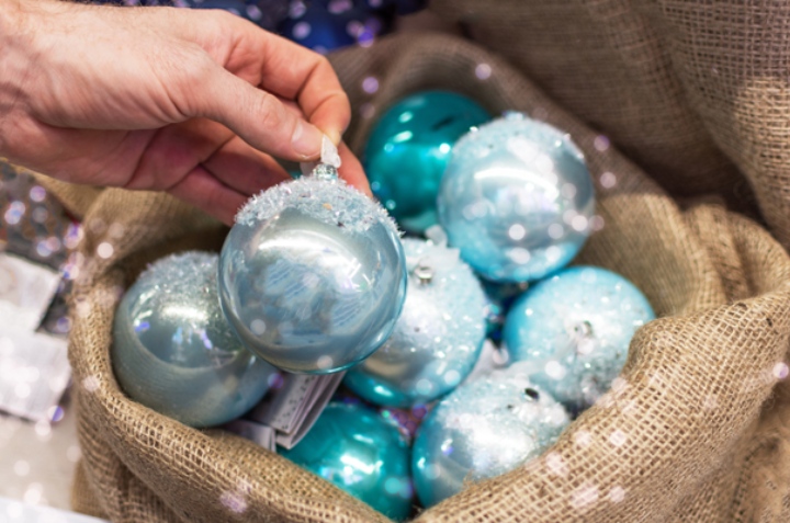 cómo limpiar las esferas navideñas