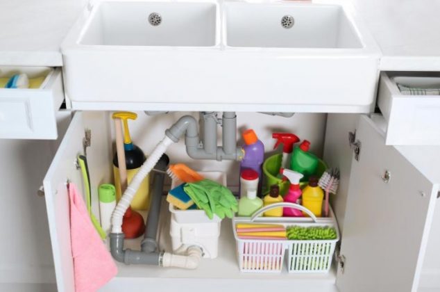 5 cosas que no debes guardar debajo del fregadero de la cocina