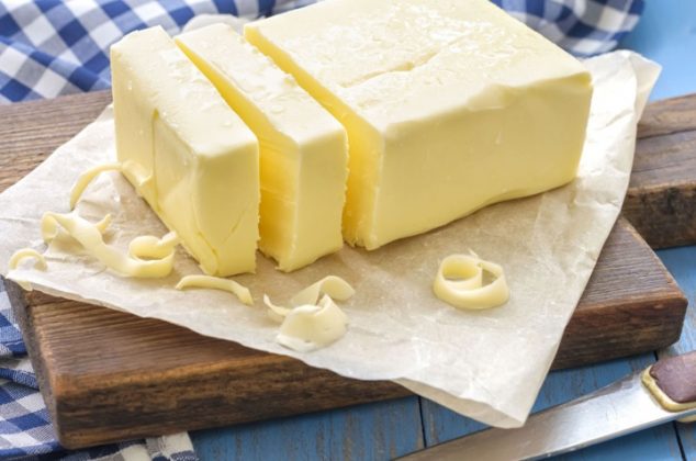 ¿Dónde es más seguro guardar la mantequilla en la alacena o en el refrigerador?