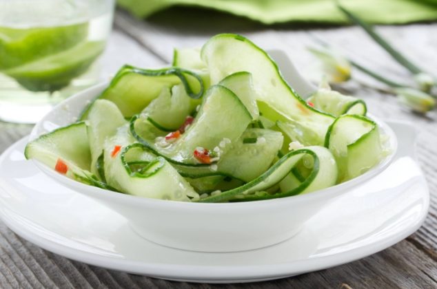 Cómo hacer ensalada de pepino con solo 4 ingredientes