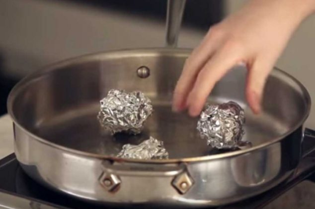 El truco de poner 3 bolas de aluminio en la sartén para cocer alimentos