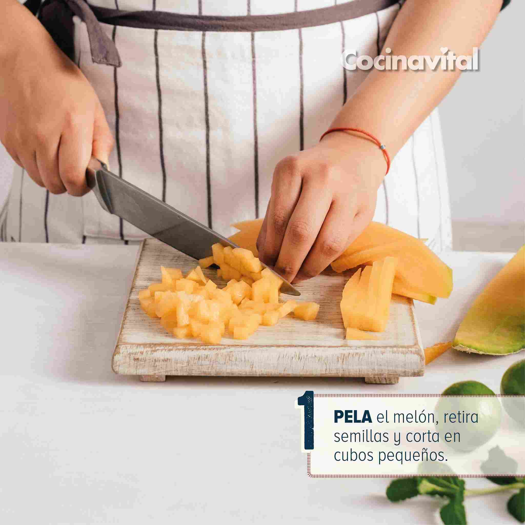 Pela y corta el melón