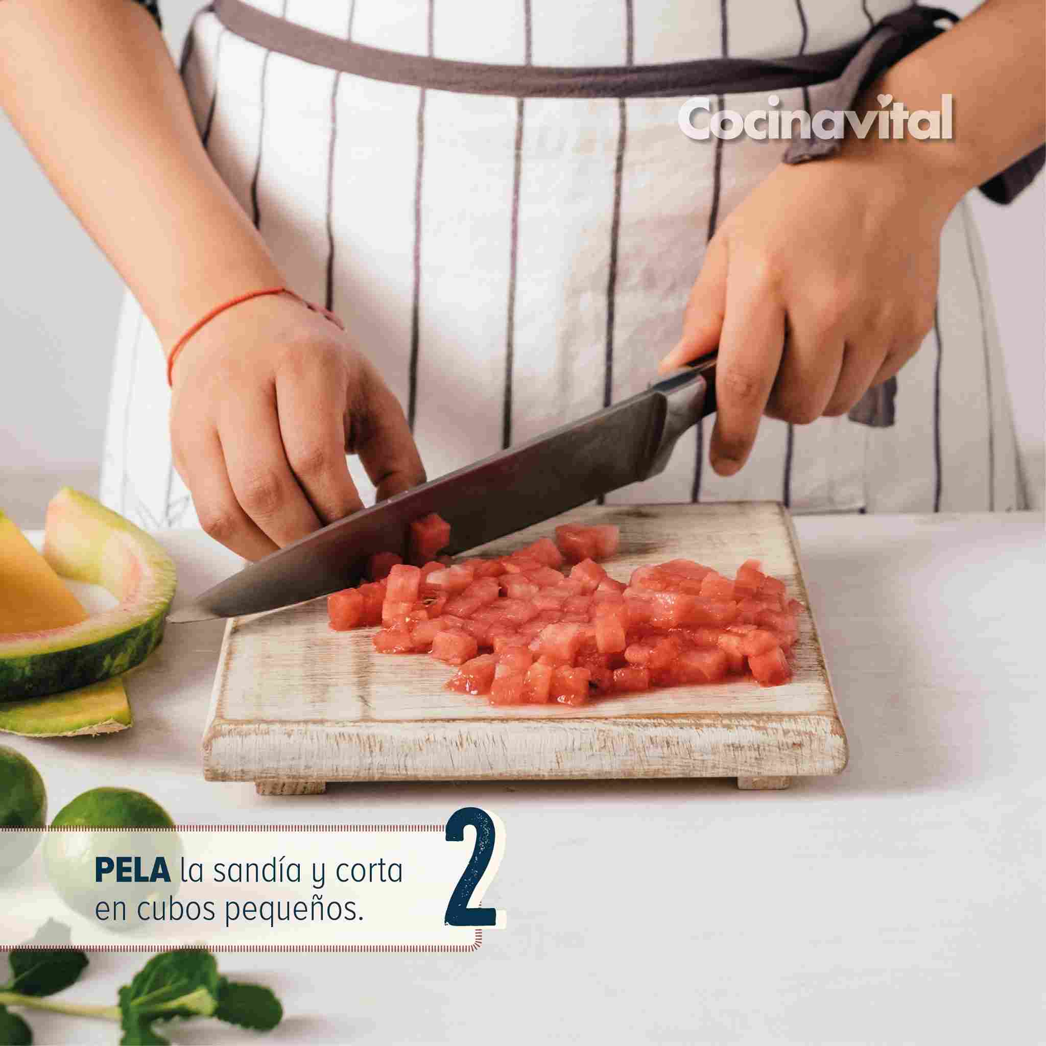 Pela y corta la sandía