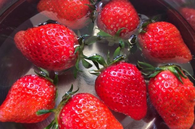 Beneficios de poner fresas en agua salada antes de cocinar o comer