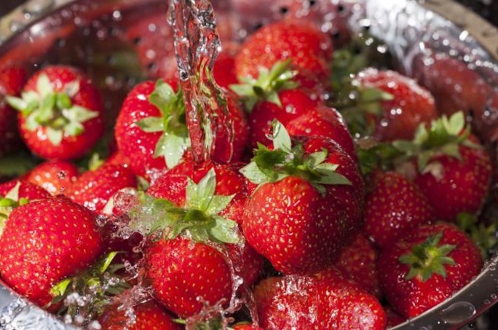 poner fresas en agua salada