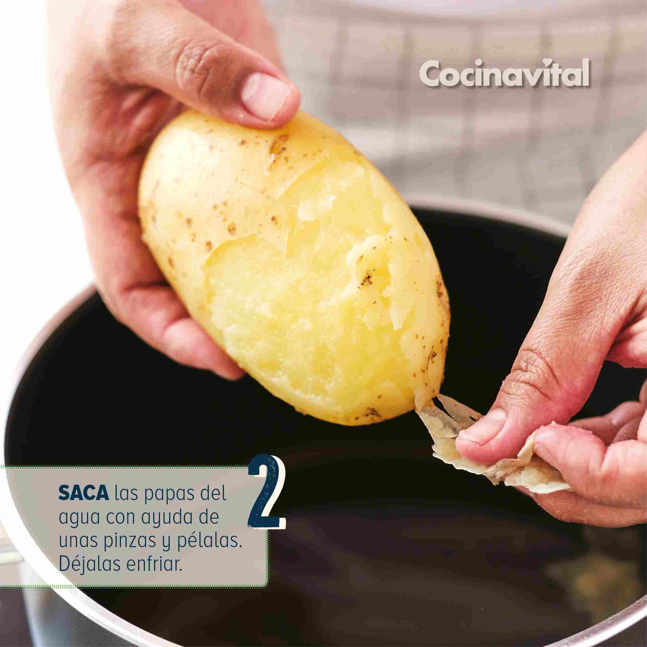 Saca las papas y pela 