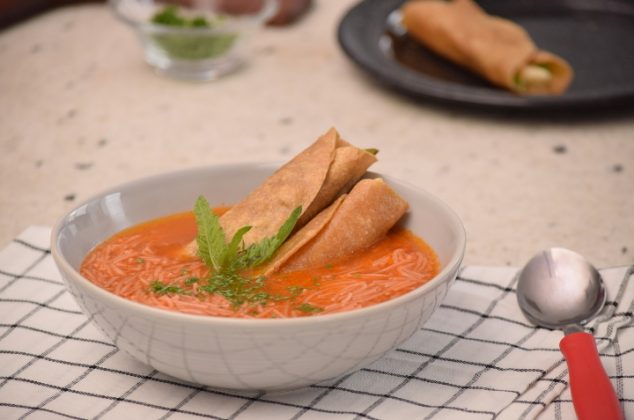 Sopa de fideo con tacos dorados de queso y rajas en 30 minutos