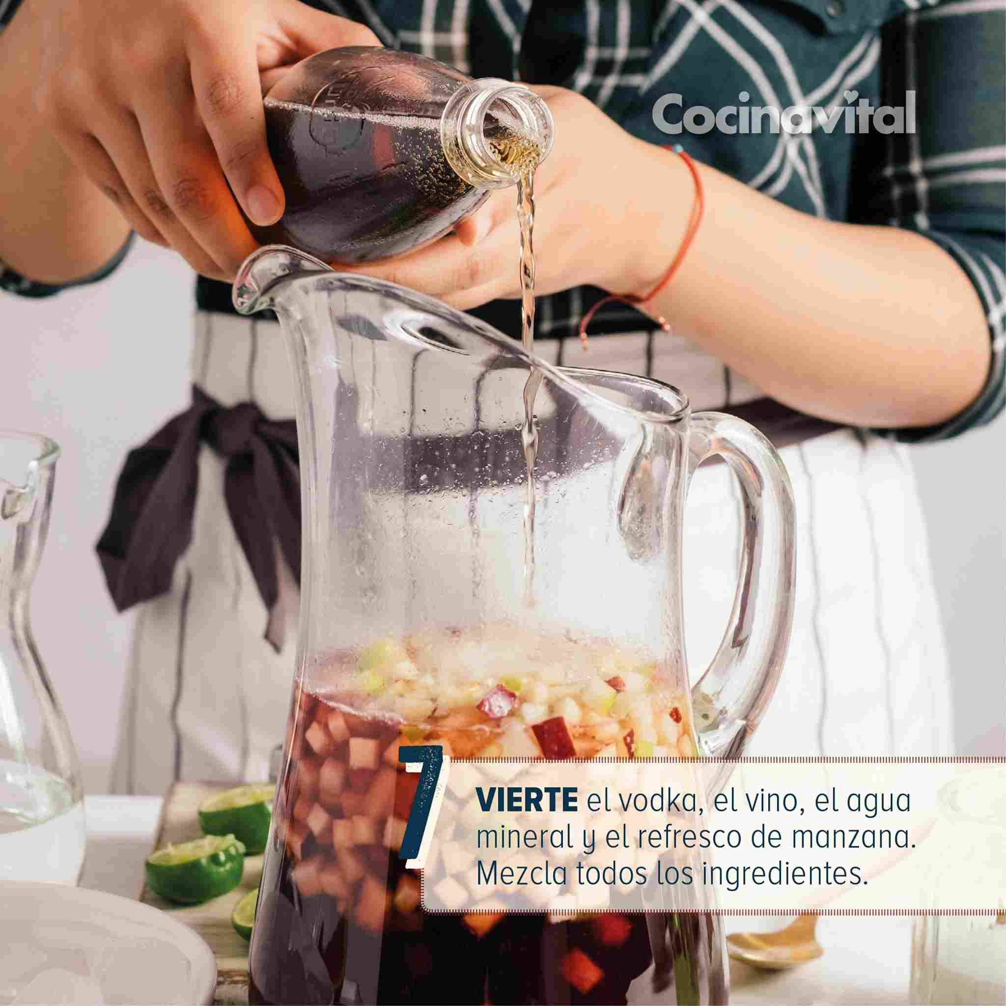 Vierte el vodka, vino y agua