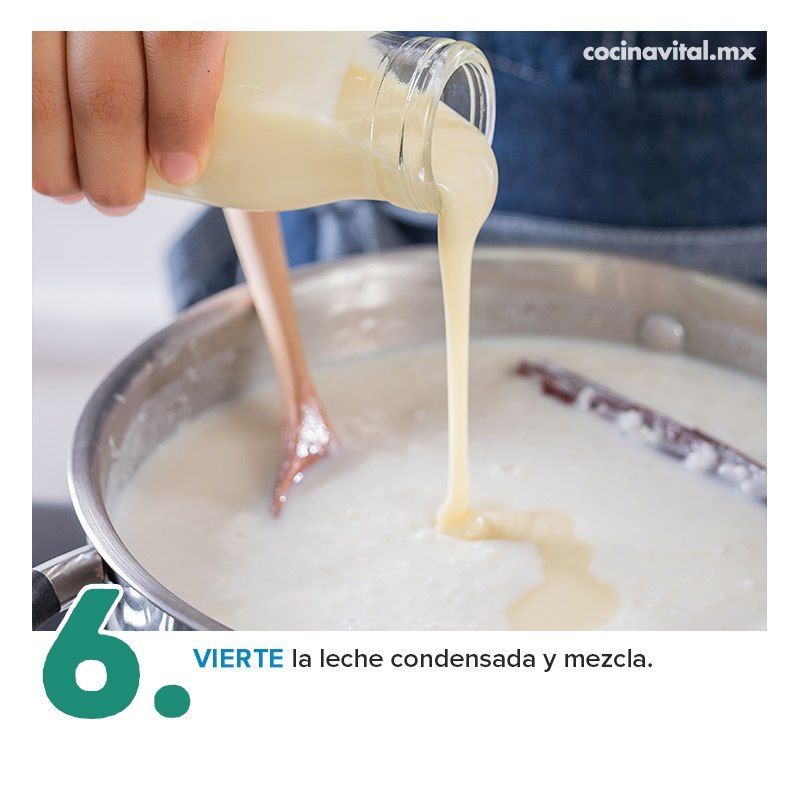 Vierte la leche condensada