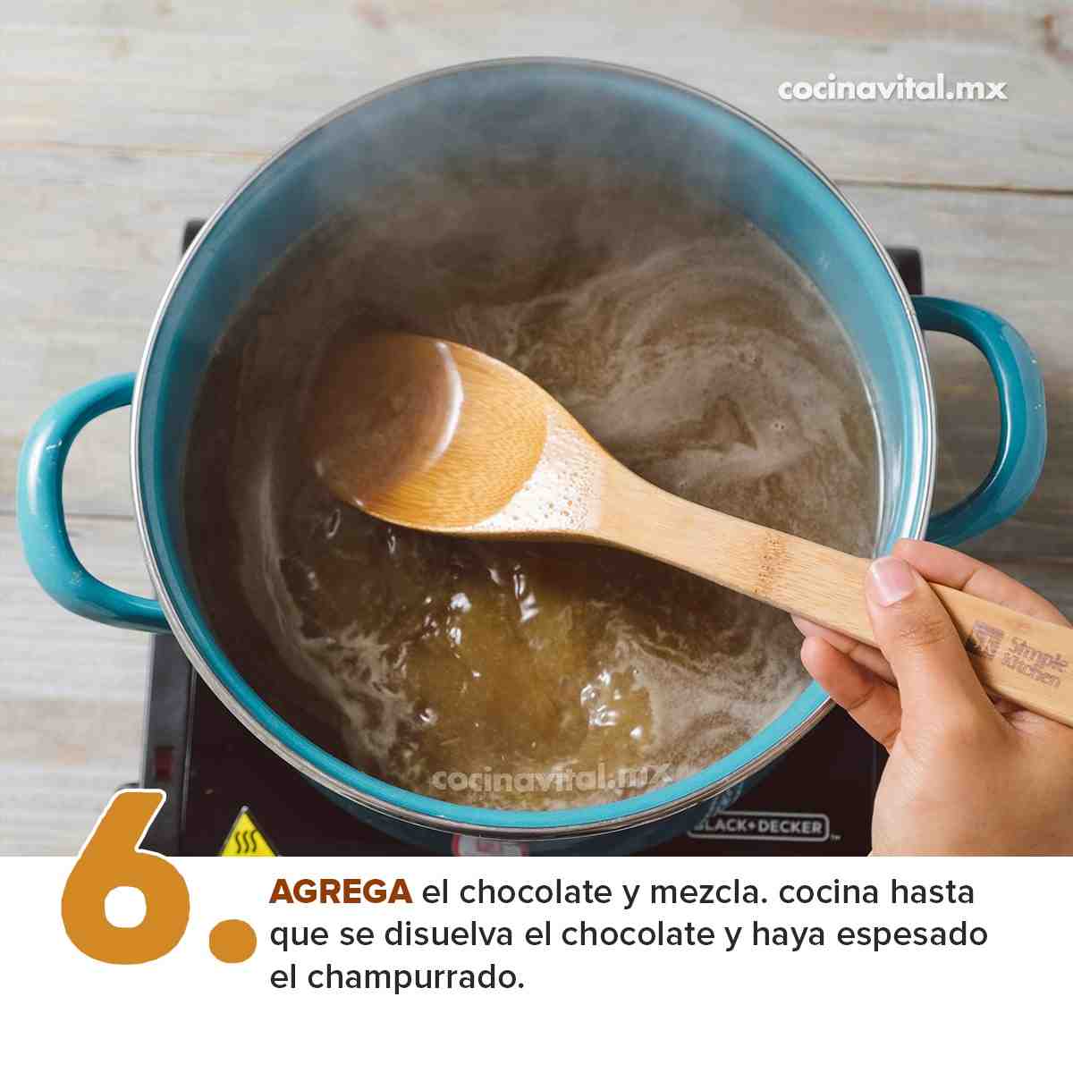 Agrega chocolate y mezcla