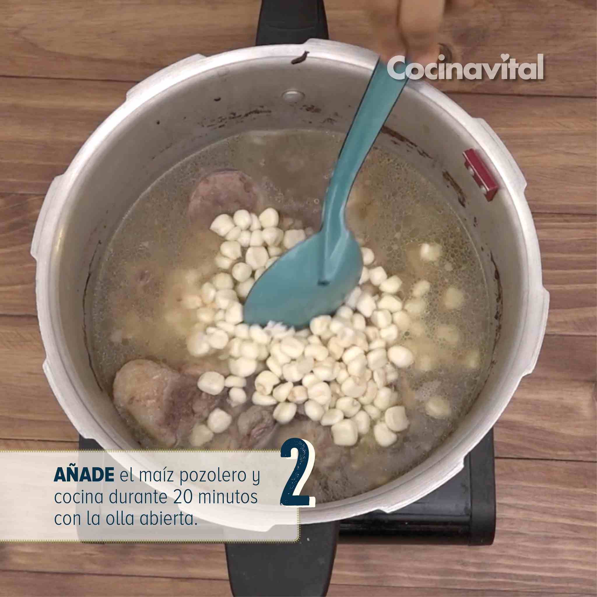 Añade el maíz y cocina