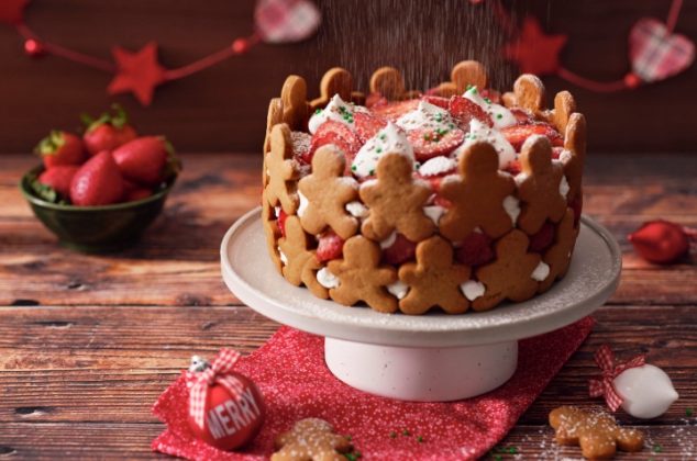 Carlota navideña de fresas con galletas de jengibre