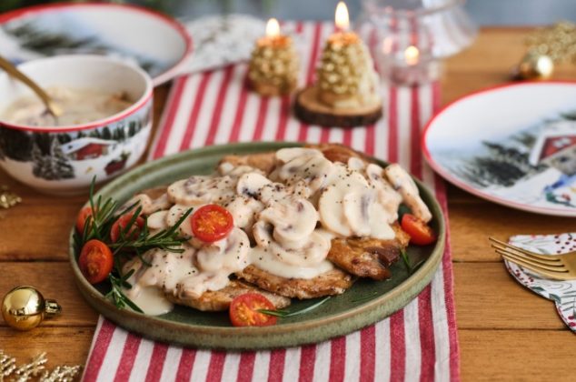 Chuletas de cerdo con salsa de champiñones cremosa