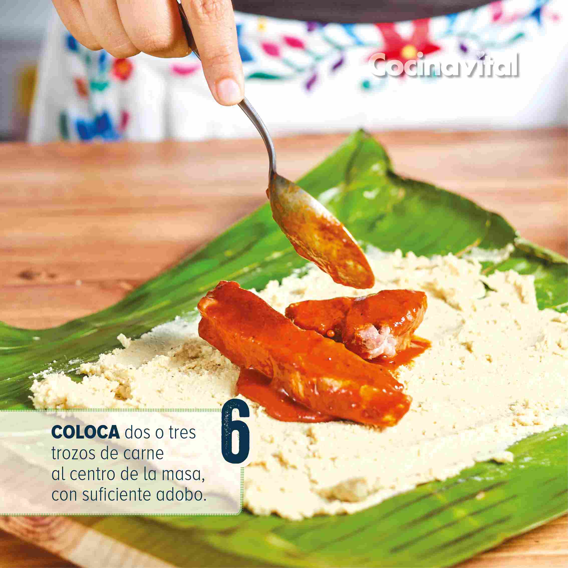 Coloca el relleno en la hoja de plátano