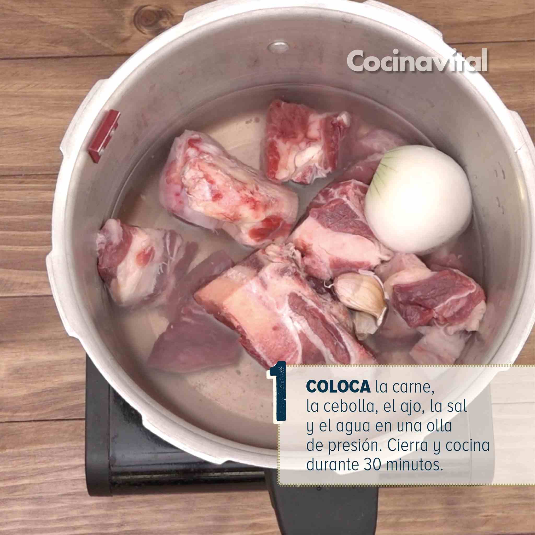 Coloca los ingredientes en una olla