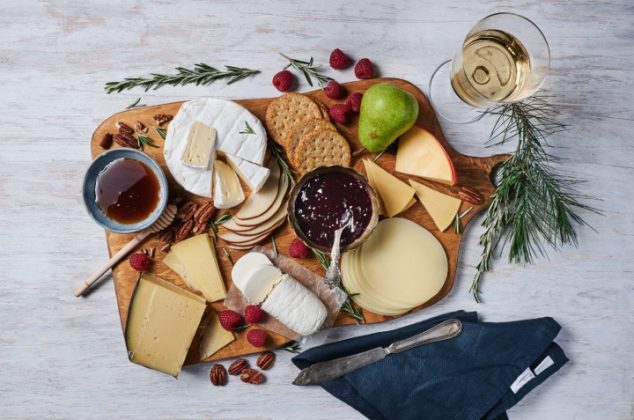 Aprende cómo armar una tabla de quesos para reuniones en casa
