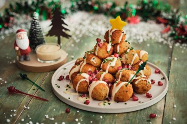 Croquetas navideñas de papa con queso y salsa Alfredo