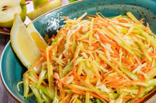 Ensalada de manzana con zanahoria y col, receta sencilla y sin lácteos