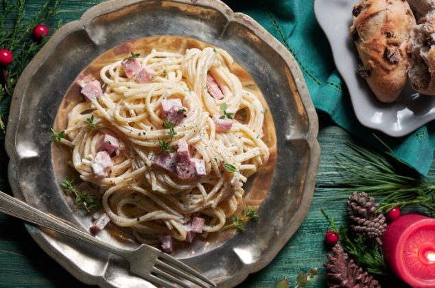 Delicioso espagueti horneado con jamón para una cena especial