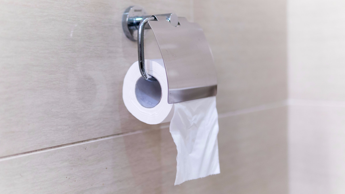 forma correcta de poner el papel de baño