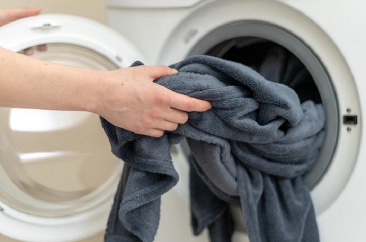 Cómo lavar y quitar suciedad de las cobijas de invierno sin dañar la tela 0