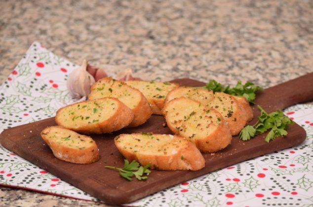 Delicioso pan de ajo ¡Con solo 4 ingredientes!