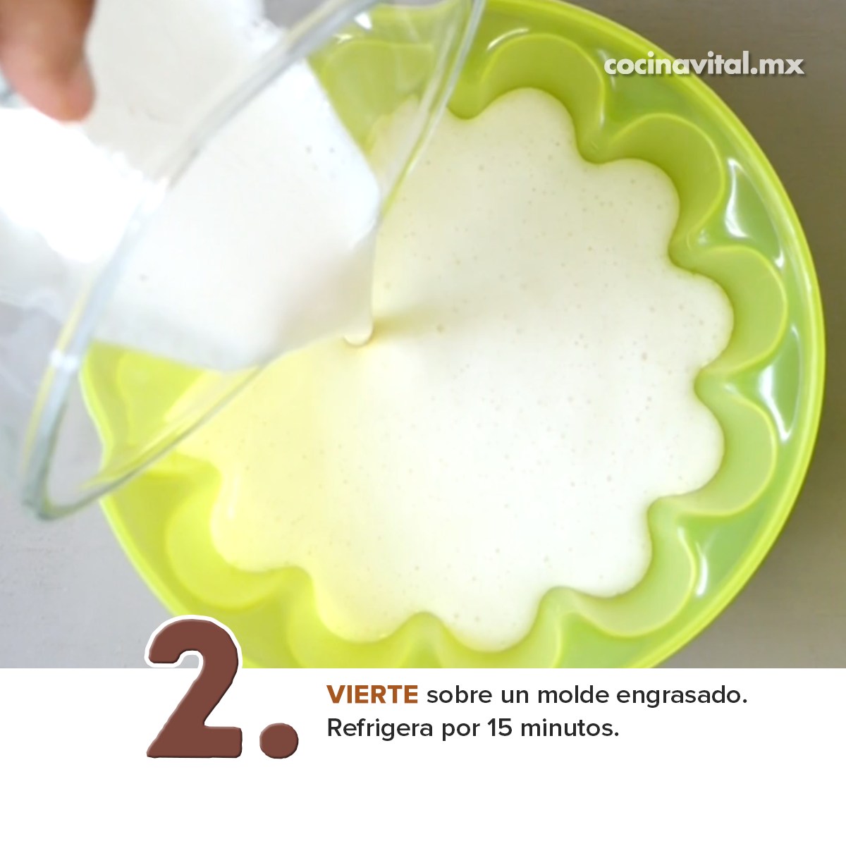 2. VIERTE sobre un molde engrasado. Refrigera por 15 minutos.