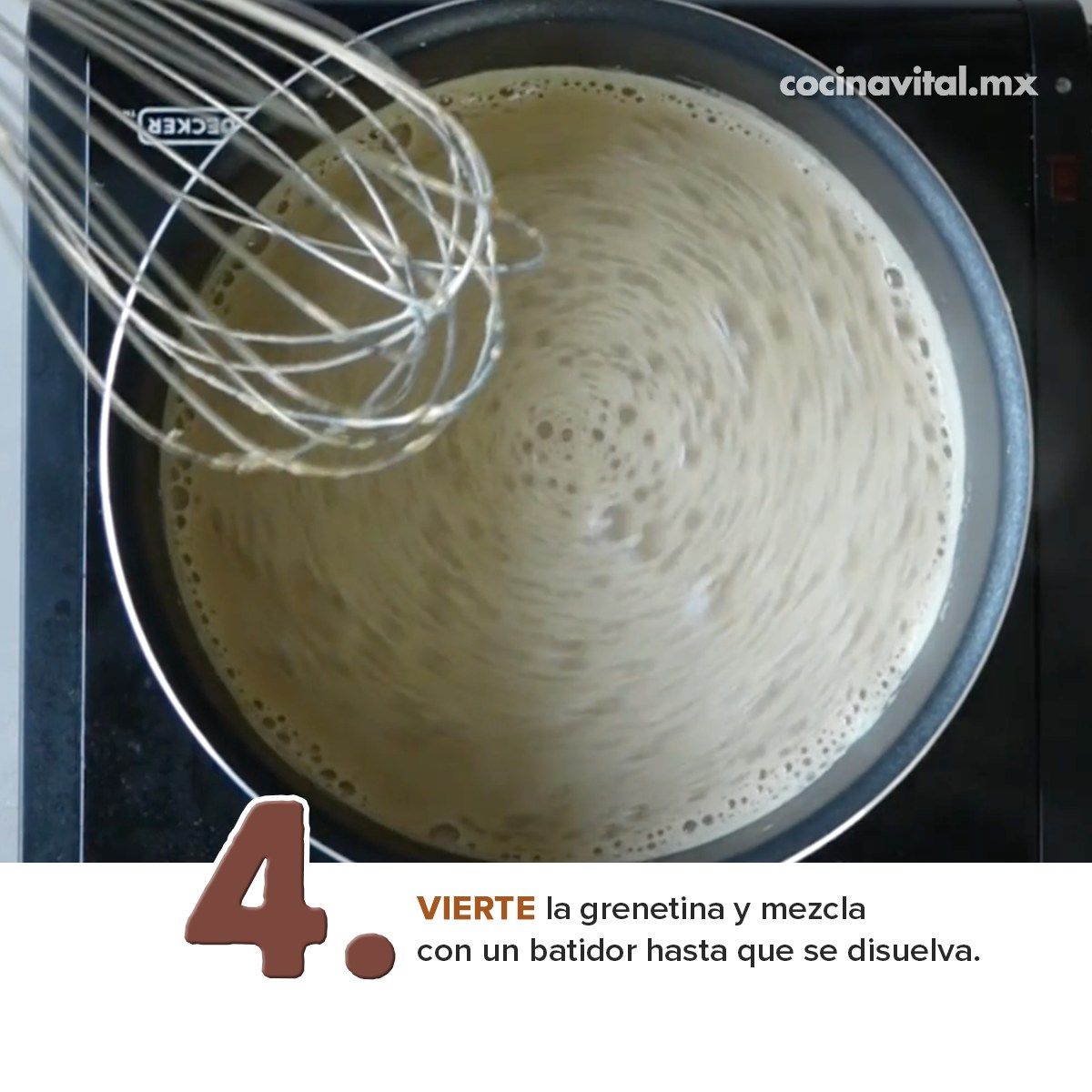 4. VIERTE la grenetina y mezcla con un batidor hasta que se disuelva. 