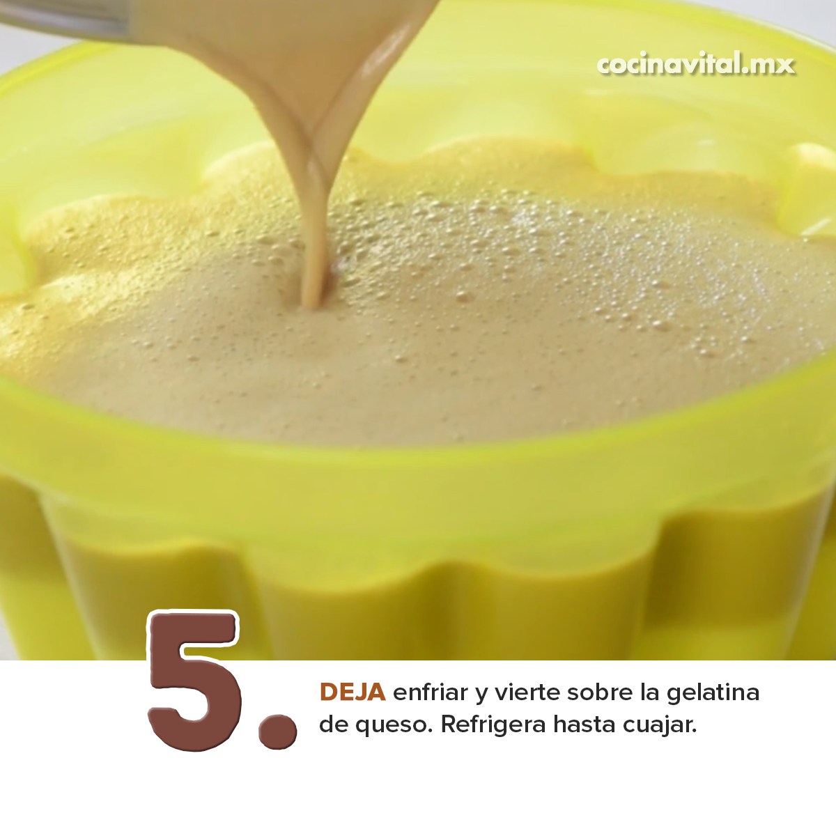 5.  DEJA enfriar y vierte sobre la gelatina de queso. Refrigera hasta cuajar.