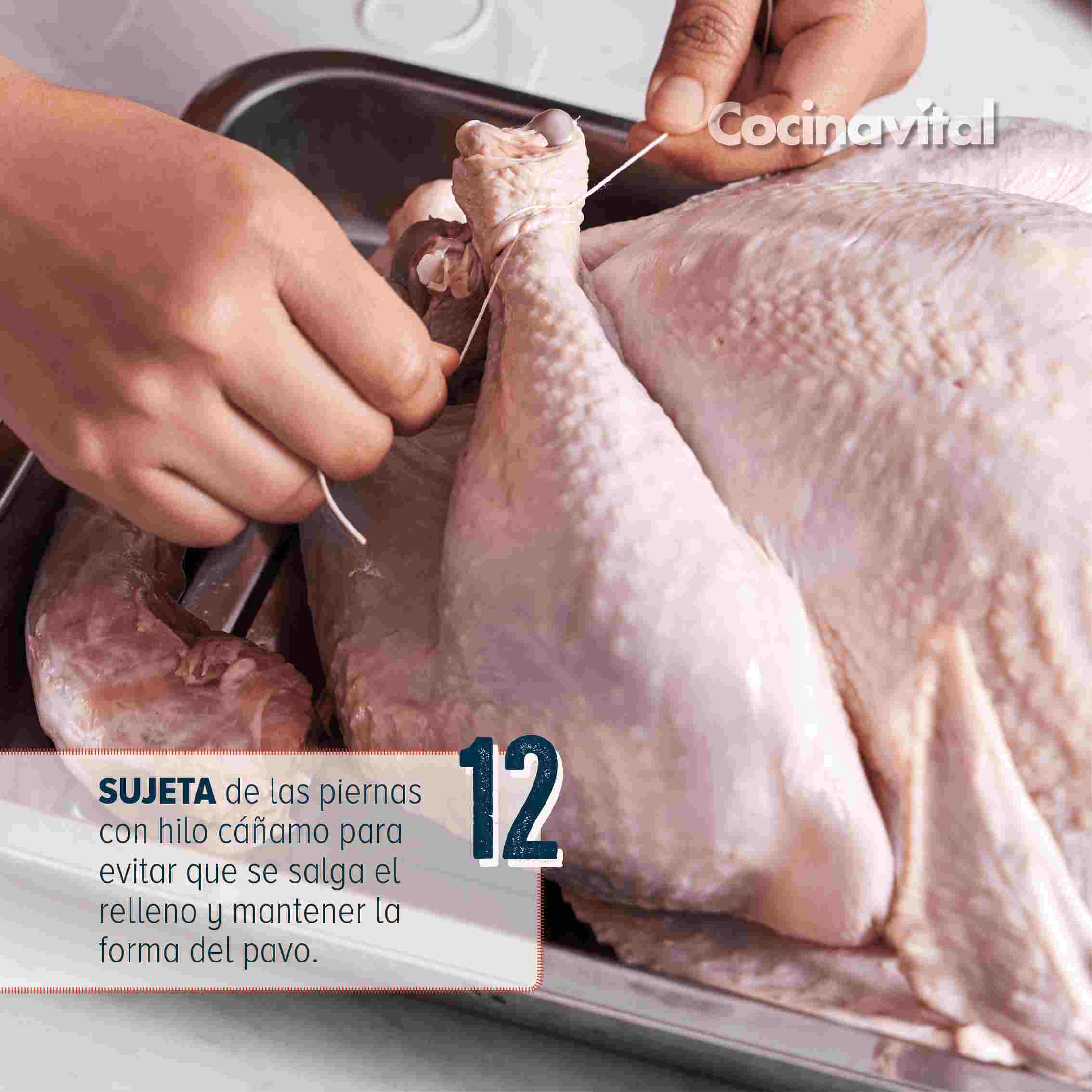 12. SUJETA de las piernas con hilo cáñamo para evitar que se salga el relleno y mantener la forma del pavo. 