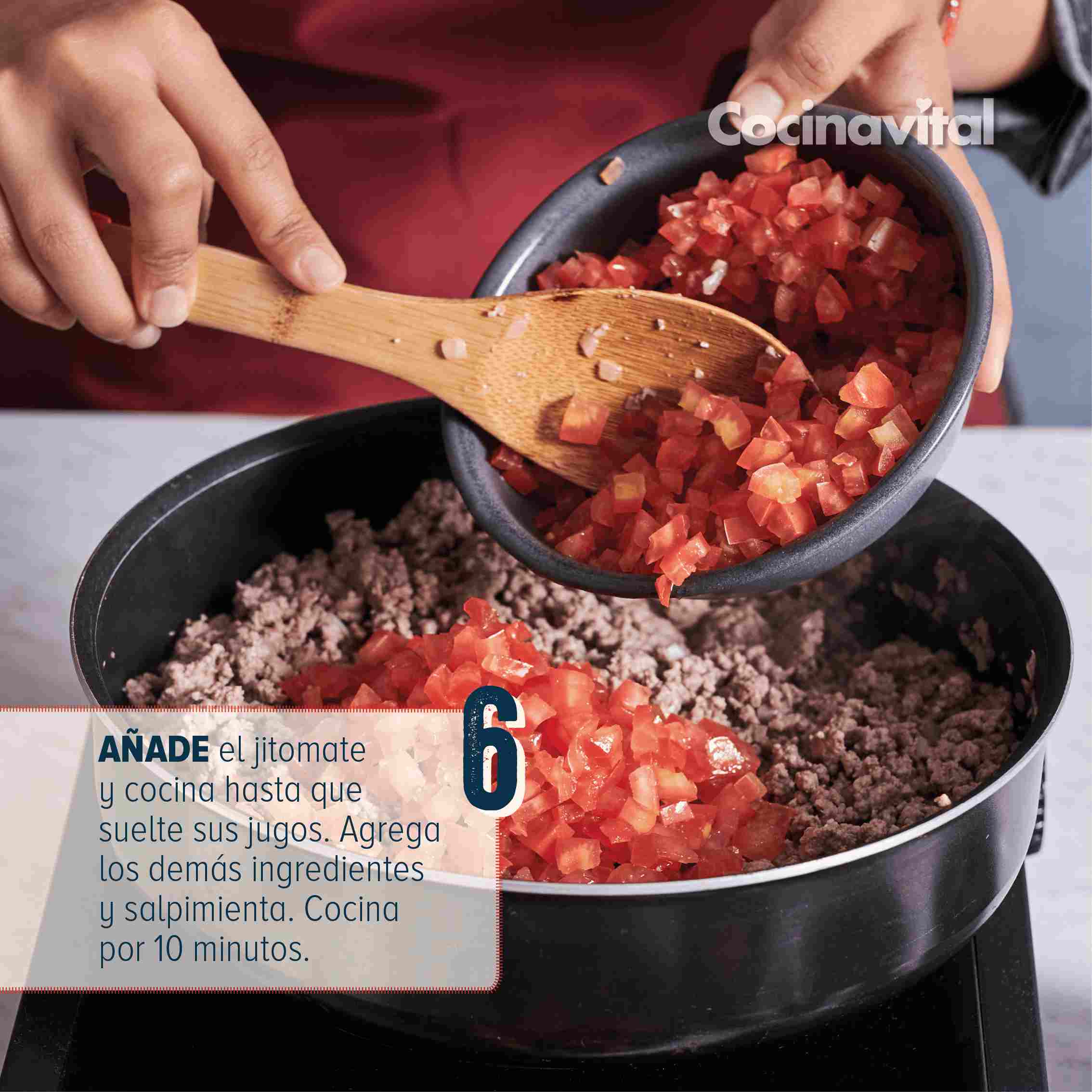 6. AÑADE el jitomate y cocina hasta que suelte sus jugos. Agrega los demás ingredientes y salpimienta. Cocina por 10 minutos. 