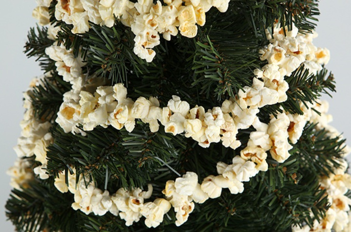 palomitas en el árbol de navidad