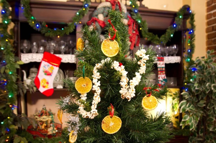 palomitas en el árbol de navidad