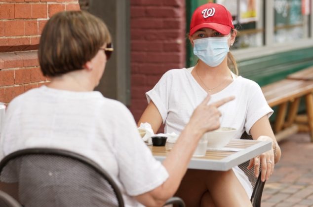 Así surgió la costumbre de quitarse la gorra para comer