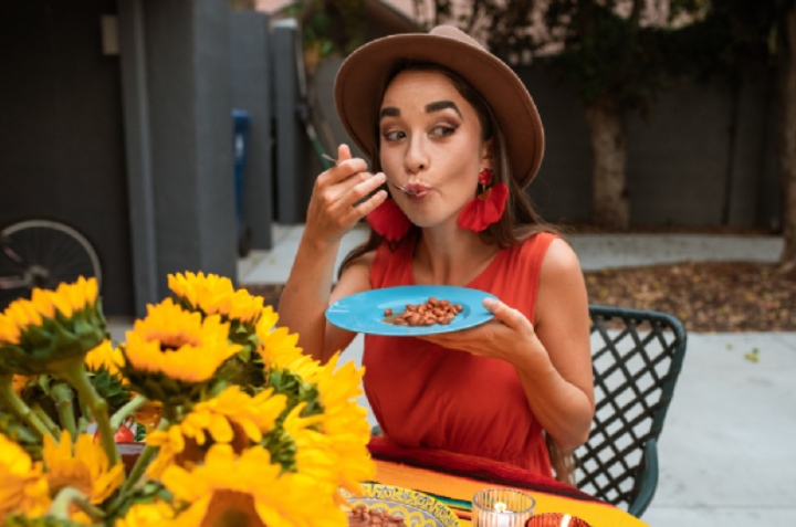 quitarse la gorra para comer