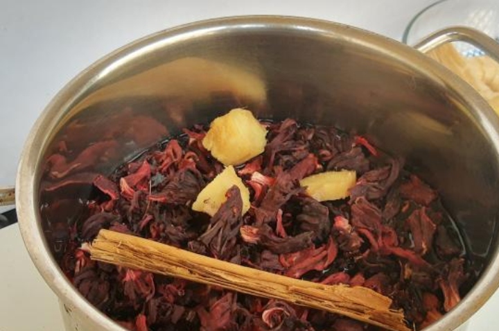 agua de jamaica con laurel y canela