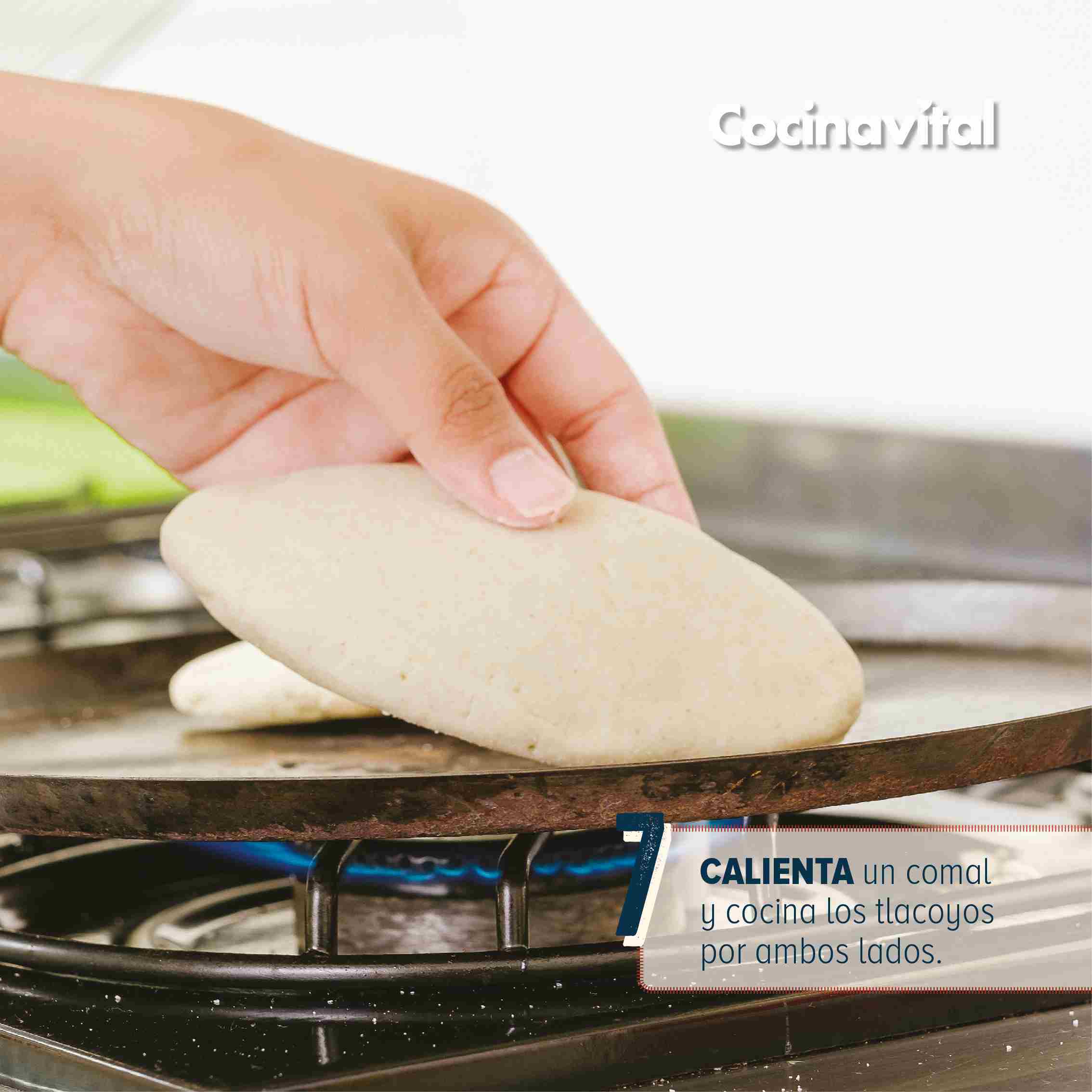 Calienta un comal y cocina