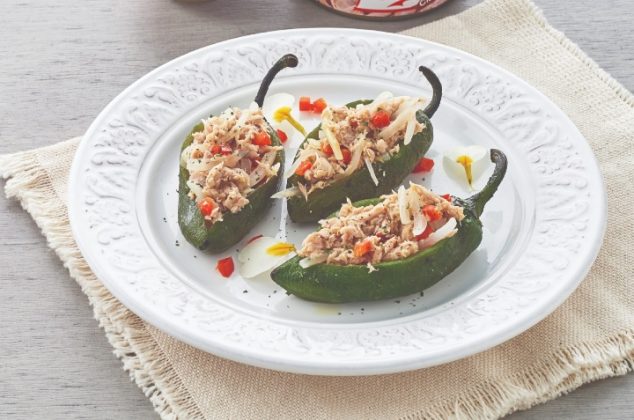 Deliciosos chiles cuaresmeños rellenos de atún en 8 pasos