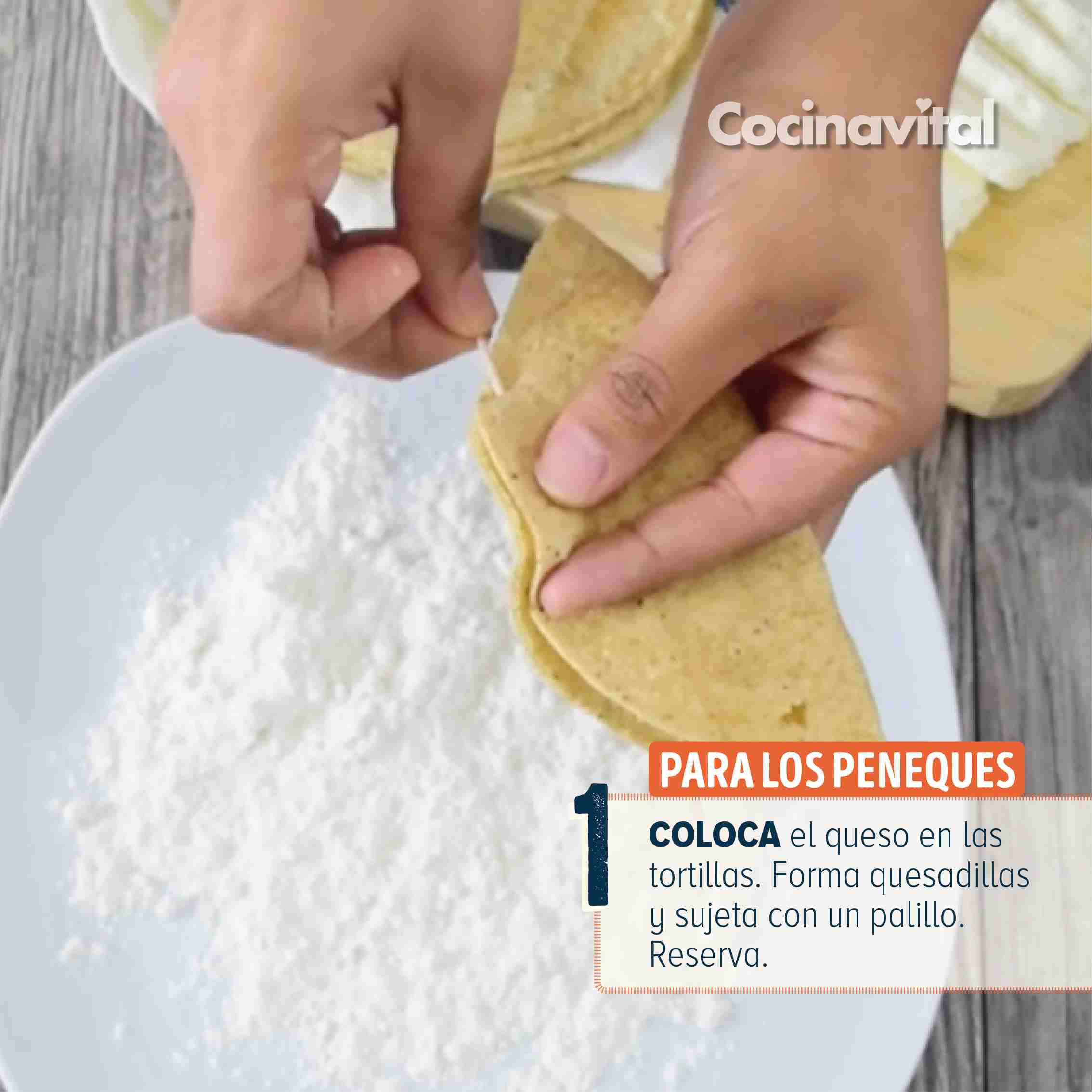 Coloca el queso en las tortillas