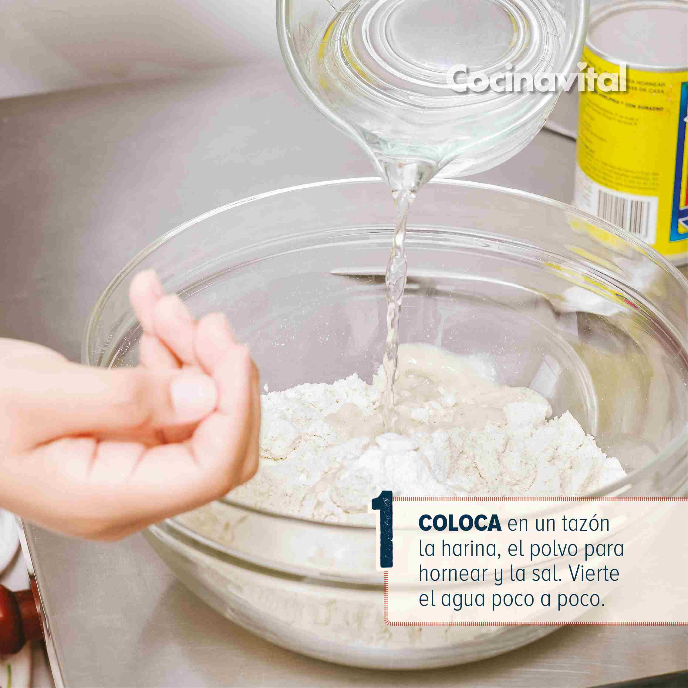 Coloca en un tazón la harina