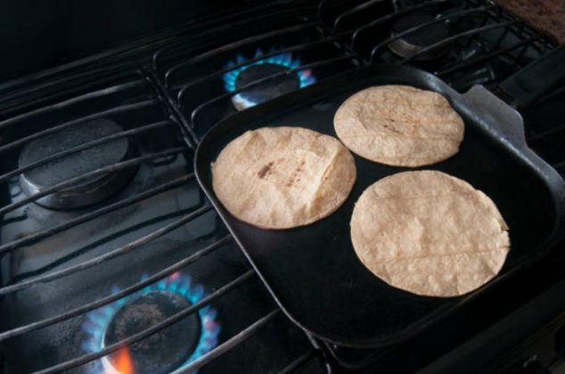 Cómo curar un comal de metal o aluminio antes de usarlo por primera vez