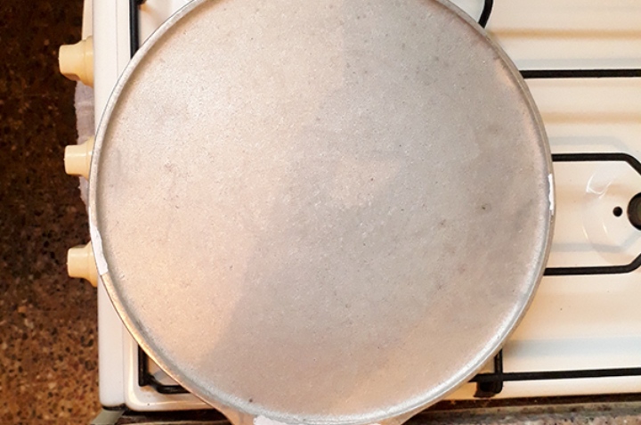 cómo curar un comal de metal