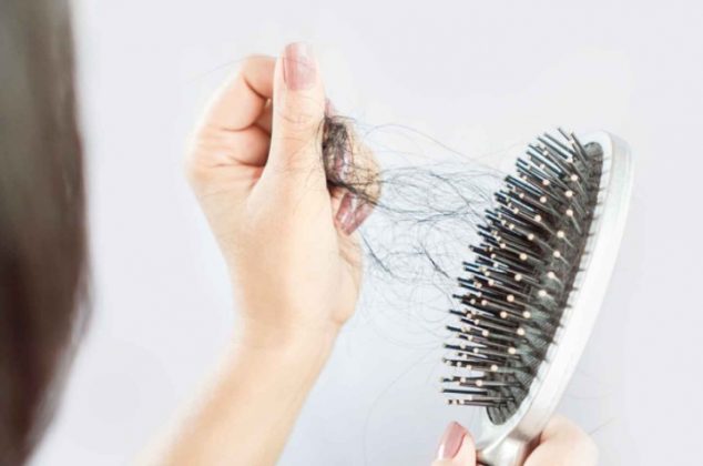 El truco con bicarbonato para limpiar un cepillo de pelo con pelusa y suciedad
