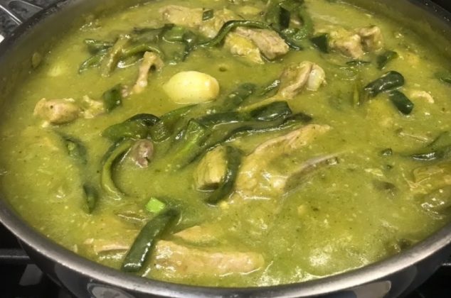 Costillas de cerdo en salsa verde con chile poblano y elotes ¡Listas en 7 pasos!