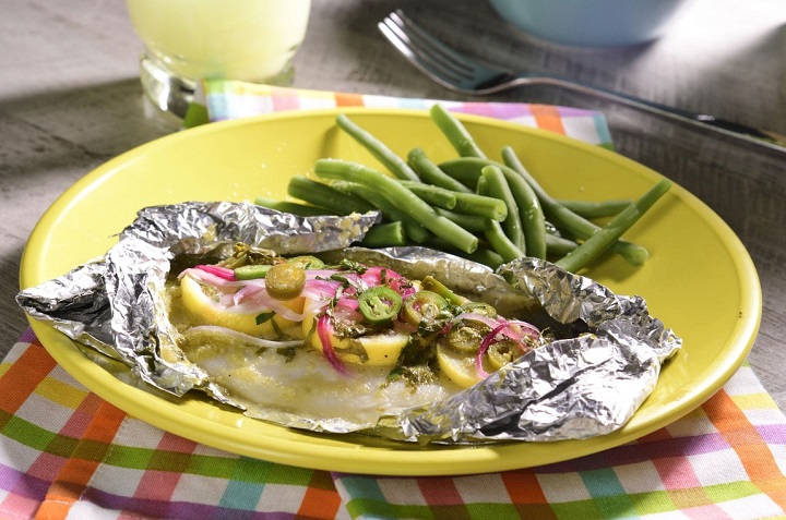 pescado con verduras en papel aluminio