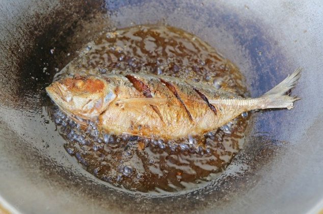 3 tips para freír un pescado entero sin que se pegue + receta completa