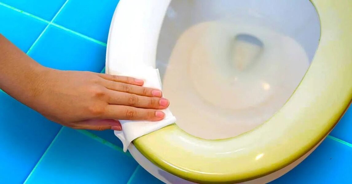 asiento de inodoro amarillento