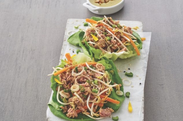 Saludables taquitos de lechuga con atún en seis pasos